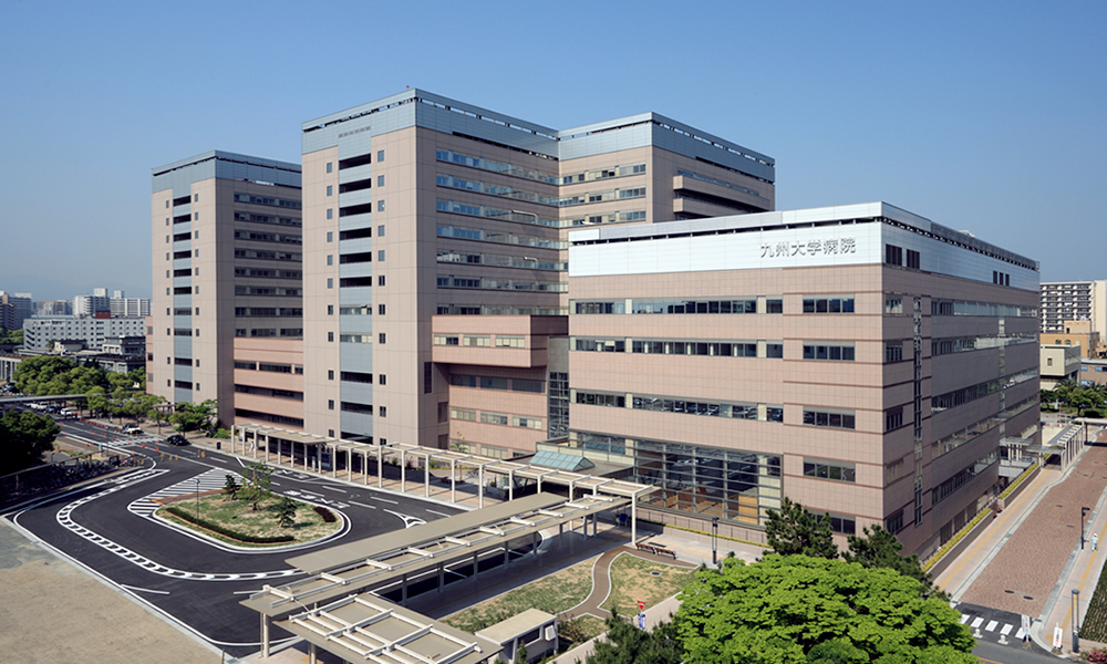 完成した外来診療棟（右端）と九州大学病院全景