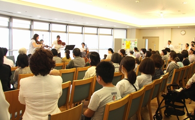演奏にうっとりと耳を傾ける参加者たち